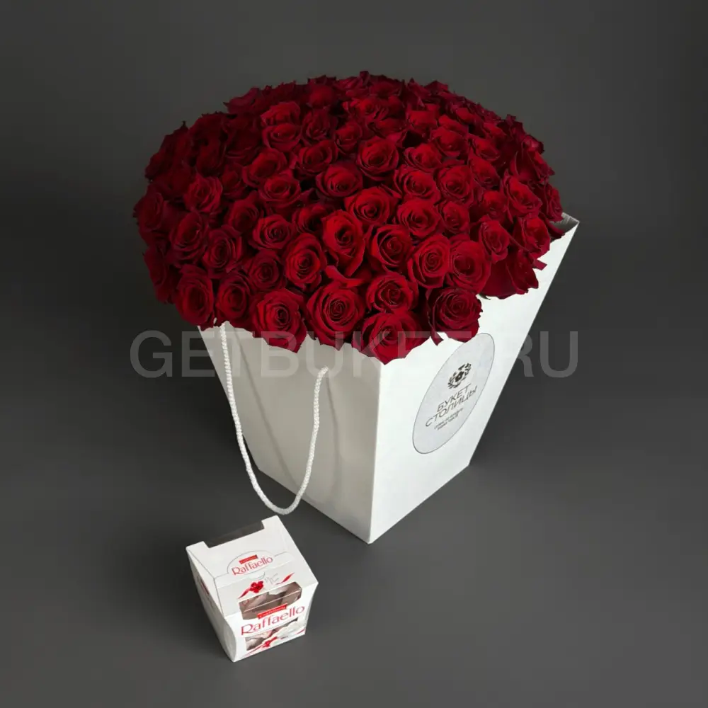 224039 Букет из 101 розы с конфетами рафаелло