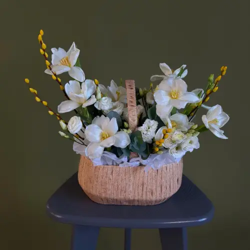 Цветочная композиция с тюльпанами, эустомой и вербой в корзине