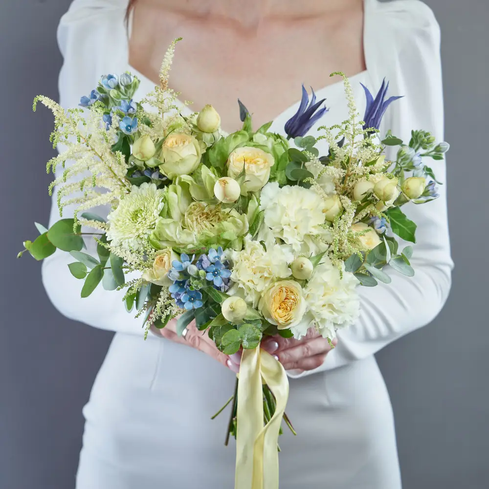 214558 Букет невесты из гвоздик, роз и астильбе