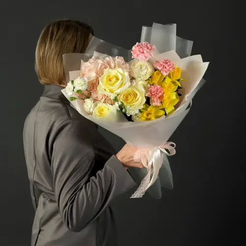 Букет из ранункулюсов с гортензией, розами и нарциссом 