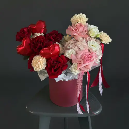 Цветочная композиция из микса красно-розовых роз с гортензией