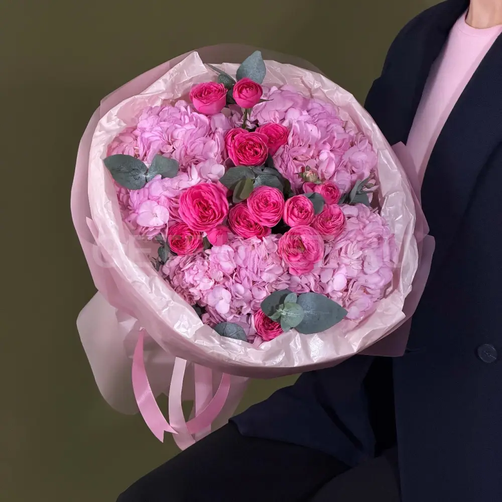 222854 Букет из гортензий и кустовых роз