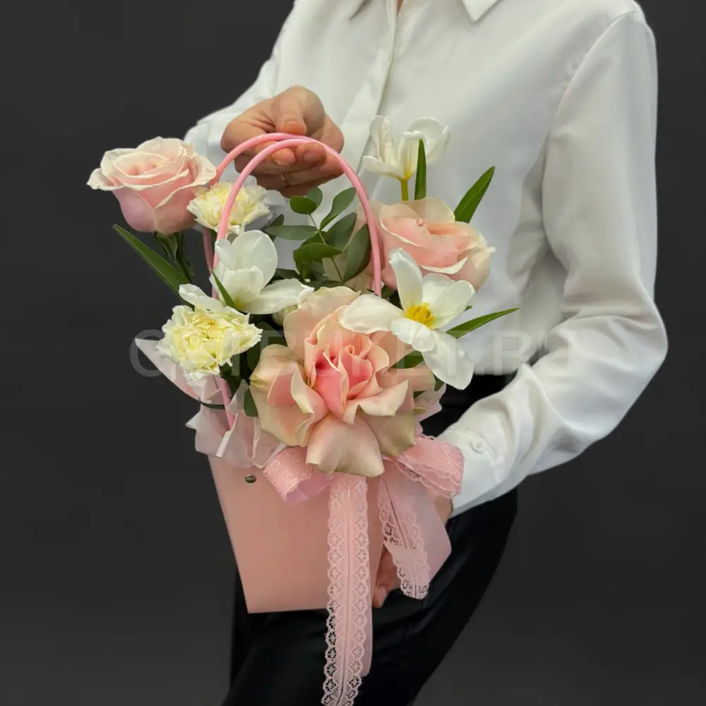 225176 Цветочная композиция из роз, тюльпанов и гвоздик в сумочке