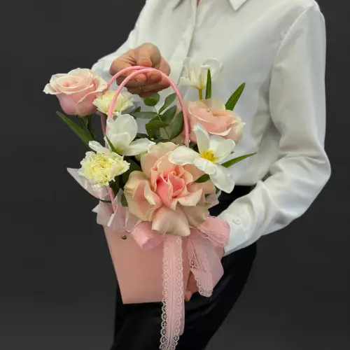 Цветочная композиция из роз, тюльпанов и гвоздик в сумочке