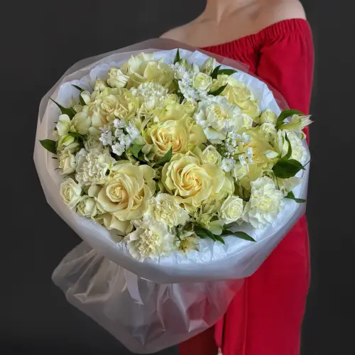 Букет из микса белых роз с аллиумом и альстромерий