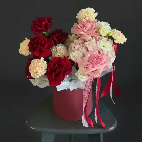 Цветочная композиция из микса красно-розовых роз с гортензией