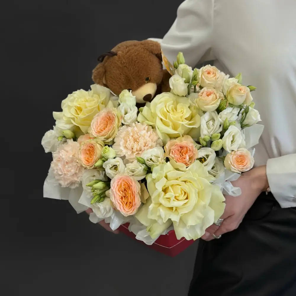 225117 Цветочное сердце из гвоздик, эустомы и роз с Мишкой