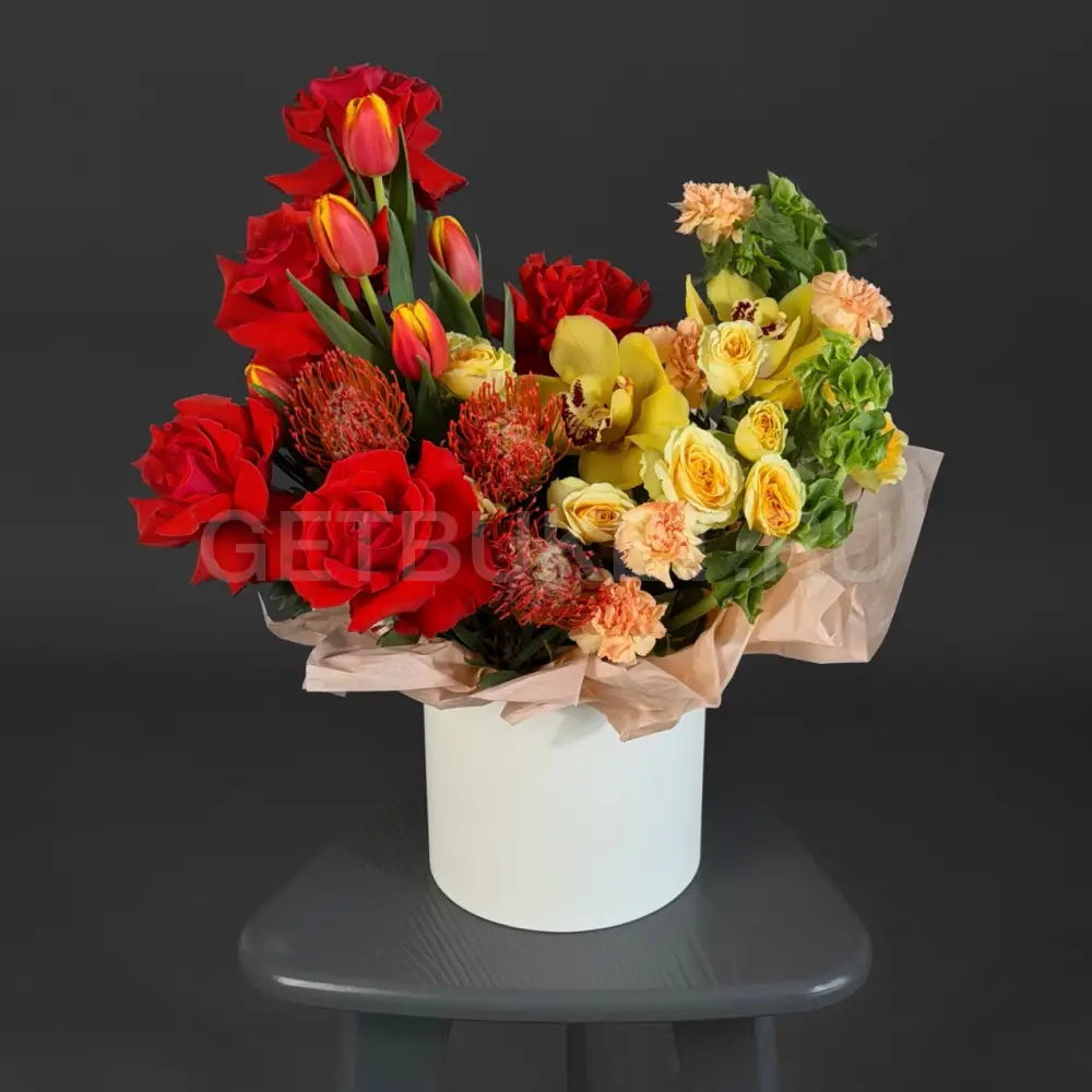 224542 Цветочная композиция из тюльпанов, кустовой розы и нутана в шляпной коробке