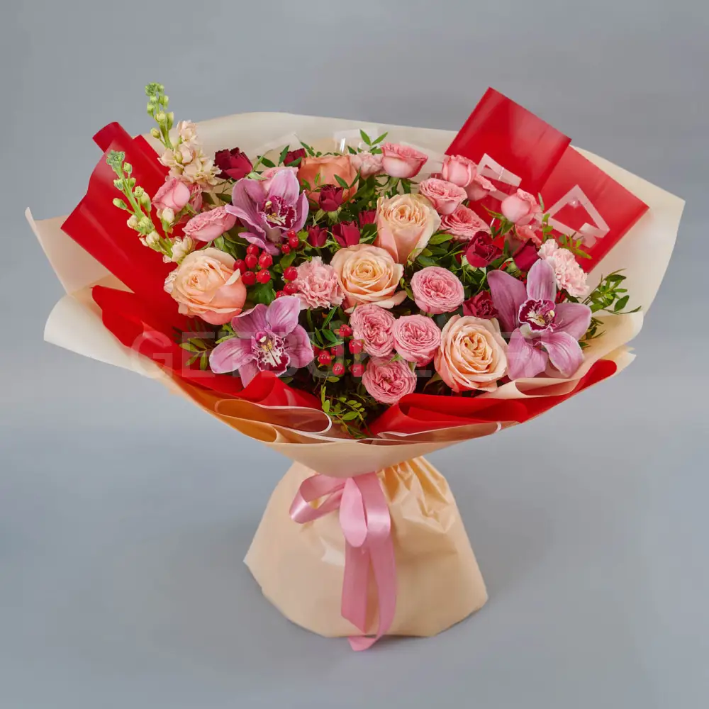 212469 Букет из роз, гвоздик и маттиолы с гиперикумом