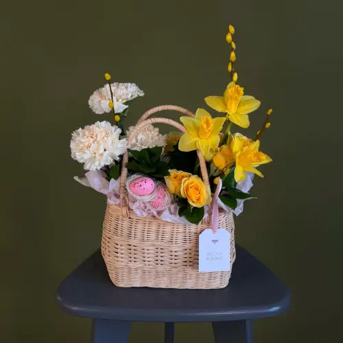 Цветочная композиция с гвоздиками, нарциссами и вербой в плетеной корзине