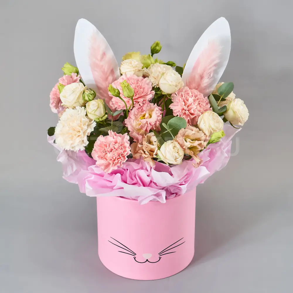 219278 Детская композиция из гвоздик, эустомы и кустовых роз в шляпной коробке