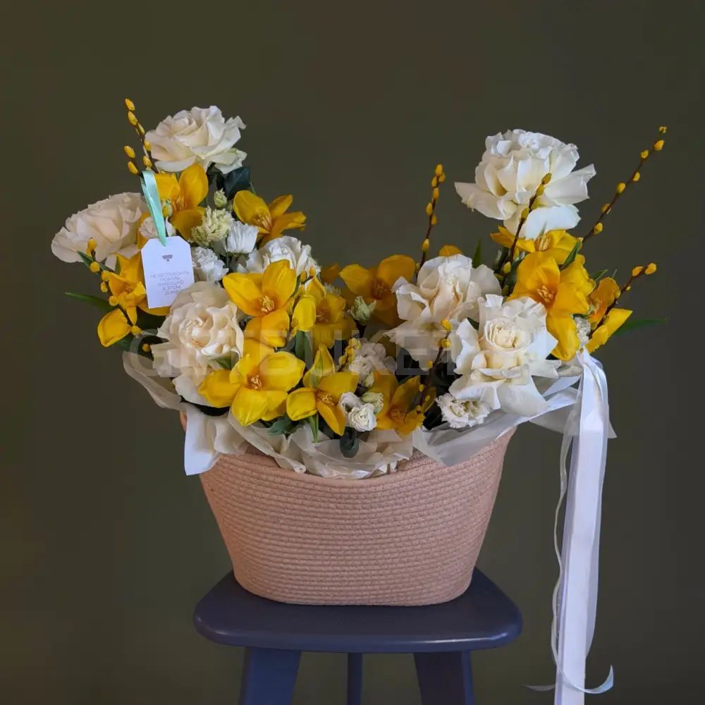 226627 Цветочная композиция с розами, тюльпанами и эустомы в корзине 