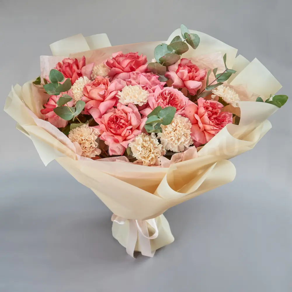 216022 Букет нежных роз и гвоздик с эвкалиптом 